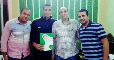 بالصور .. حارس مرمى الأهلى يوقع رسميا للمنيا "موسمين"