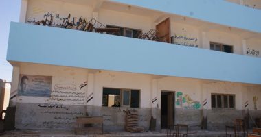 إحالة مديرة مدرسة ومعلمة للتحقيق لإجبارهم الطلاب على حمل الرمال بالسويس
