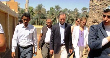 بالصور..السفير الأمريكى يزور قرية الجعافرة بأسوان ويتفقد الوحدة الصحية