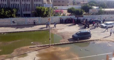 مياه الصرف الصحى تحاصر طلاب مدرسة بالسويس فى أول يوم دراسى