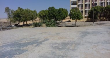 بالصور.. أولياء أمور يهددون بعدم ذهاب أبنائهم لمدرسة بأسوان لتهدم جدرانها