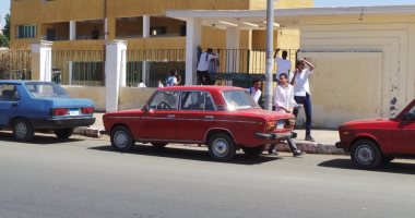 بالفيديو والصور.. هروب جماعى باليوم الدراسى الأول لطلاب مدرسة ثانوى بأسوان