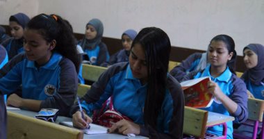 "تعليم الجيزة": 80% من كتب "أولى ثانوى" بالمدارس.. والعجز بالصف الثالث 