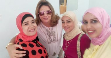 بالصور..تحت شعار "إشمعنا الطلاب".. مدرسات يشاركن بصور بداية العام الدراسى