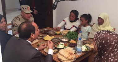 بالصور. السيسي يتناول الإفطار مع أسرة بسيطة بغيط العنب