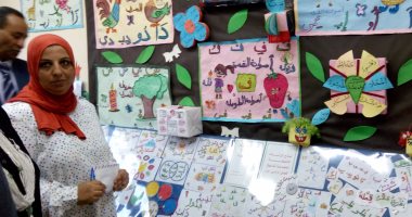 محافظ الجيزة يكرم مُعلمة فى المنيب لتفانيها فى العمل