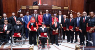 صور تذكارية وسيلفى لمنتخب مصر لكرة الطائرة جلوس عقب تكريمهم بالبرلمان