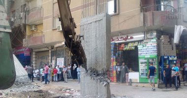 بالصور.. شرطة المرافق تزيل عقارا مخالفا للتراخيص بالعجوزة