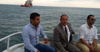 بالصور.. محافظ البحيرة يتفقد موقع غرق مركب رشيد من داخل البحر