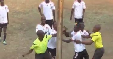 بالفيديو.. "خناقة" كوميدية بين لاعب وحكم فى زيمبابوى بسبب بطاقة حمراء