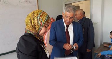 بالصور.. مدير تعليم العاشر خلال تفقد المدارس: لا مكان للمدير المقصر