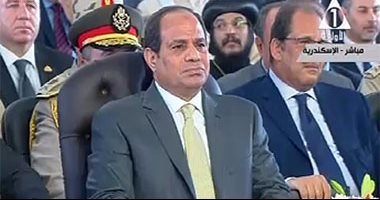 السيسى يسلم مواطنين عقود تمليك شقق مشروع "غيط العنب" بالإسكندرية