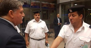 مدير أمن المطار يكرم أمين شرطة ضبط راكبًا حاول تهريب أموال كبيرة