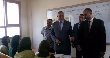 محافظ الجيزة يأمر بإرسال سيارات المحافظة لإحضار الكتب المدرسية من المخازن