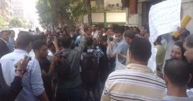 حاملو الماجستير دفعة يتظاهرون أمام الوزراء.. ويهتفون بلد الكوسة والتهميش والدكتور مش لاقى يعيش