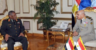وزير الدفاع يلتقى رئيس الأركان المشتركة السودانى وسط استقبال رسمى