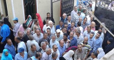 بالصور.. وقفة لموجهى مدارس بلبيس بالشرقية اعتراضا على التوقيع بالإدارة