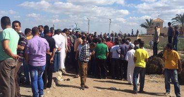 بالصور.. أهالى المفقودين بمركب رشيد يتوافدون على منطقة البوغاز 