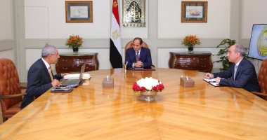  السيسى يستعرض مع وزير الصناعة طرح 500 منشأة لخدمة الصناعات الصغيرة