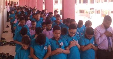 مدرسة الأوائل ببنى سويف تفتتح الدراسة بصلاة جماعية 