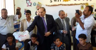محافظ سوهاج يشارك فى توزيع 700 حقيبة أدوات مدرسية على الطلاب