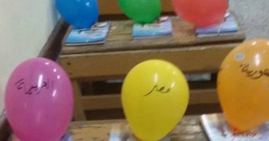 بالصور.. دمياط تنافس اليابان.. بلالين وهدايا تستقبل طلاب مدرسة حكومية