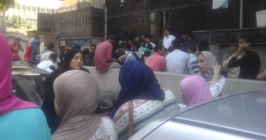  خريجو المعاهد الفنية للتمريض يتظاهرون للمطالبة بإلغاء التوزيع الإقليمى
