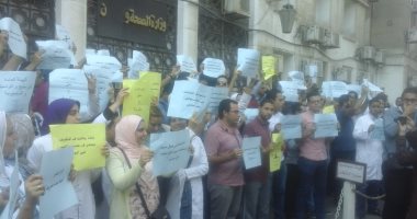 أطباء التكليف يجددون التظاهر أمام الصحة للاعتراض على تغيير قواعد التنسيق