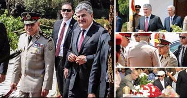 بالفيديو.. وزير الدفاع يضع إكليلا من الزهور على ضريح عبد الناصر فى ذكرى وفاته.. ومواطنون يرفعون صور الزعيم الراحل والأعلام.. ويهتفون: "تحيا مصر".. وطاهر أبو زيد وسامح عاشور وكمال أبو عيطة أبرز المشاركين
