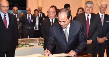 بالصور.. السيسي يوقع فى سجل الزيارات بمتحف الزعيم جمال عبد الناصر