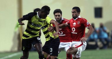 الأهلي يرتدى "شارات سوداء" أمام الداخلية حدادا على شهداء سيناء