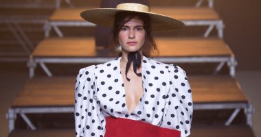 بالصور.. تصميمات غريبة بروح آسيوية فى عرض أزياء Jacquemus بباريس 