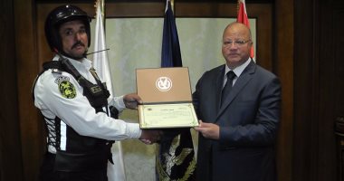 مدير أمن القاهرة يكرم ضابطا بإدارة المرور لجهوده وتفانيه فى العمل