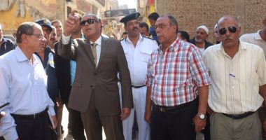 بالصور.. محافظ السويس يتفقد المنزل المنهار بحى الأربعين