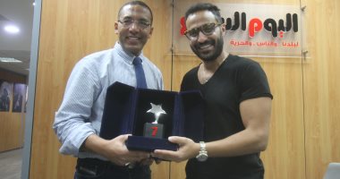 بالصور.. "اليوم السابع" يكرم أحمد فهمى بعد نجاح فيلمه "كلب بلدى"