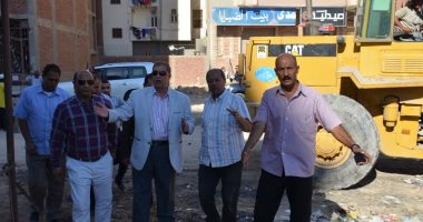محافظ الاسماعيلية يترأس حملة لرفع تراكمات القمامة بمنطقة الأبراج بحى ثالث