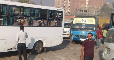 بالصور.. زحام مرورى وسير عكس الاتجاه فى جسر السويس باتجاه موقف العاشر