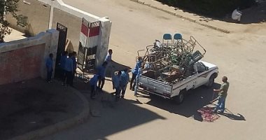 بالصور.. مدرسة إعدادية تجبر الطلاب على العمل عتالين لنقل الأثاث المدرسى