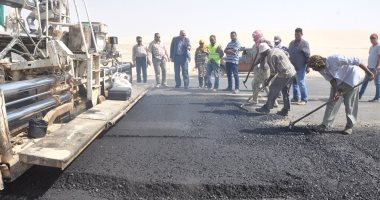 بالصور.. محافظ الوادى الجديد يتفقد اعمال رصف طريق الخارجة أبو طرطور