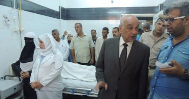 بالفيديو والصور.. مدير أمن قنا يطمئن على مصابى حادث طريق قفط