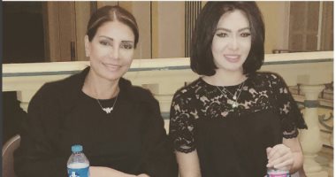 سوسن بدر تنشر صورة لها مع ميرهان حسين من كواليس "الأب الروحى"