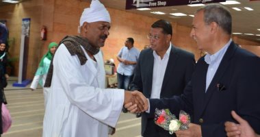 بالصور..محافظ قنا يستقبل حجاج بيت الله الحرام بالورود بمطار الأقصر الدولى