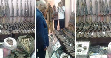 بالفيديو والصور.. تفاصيل سقوط أكبر شبكة تهريب أسلحة بقنا.. ضبط 92 بندقية آلية و43 ألف طلقة فى سيارة.. المتهمون نقلوا الشحنة من السودان عبر مدقات جبلية.. ومقتل أحدهم وسقوط آخر بعد تبادل النيران مع الأمن