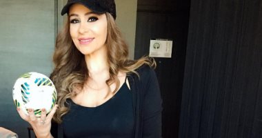 الفيفا تمنح كارول سماحة "كرة" لمشاركتها بافتتاح كأس العالم للشابات بالأردن