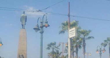 قارئ يرصد وجود أعمدة إنارة مضاءة نهارا بمحطة الرمل فى الإسكندرية