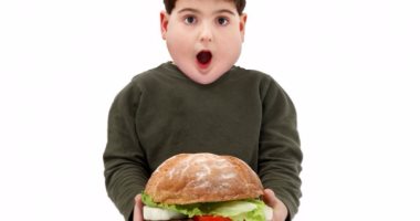 ابعديه عن الأمراض.. تعرفى على نظام غذائى صحى يخلص طفلك من السمنة