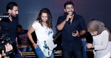 بالصور.. تامر حسنى فى البروفة النهائية قبل حفله مساء اليوم باستاد القاهرة