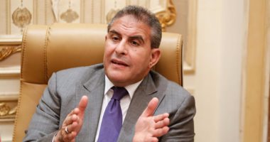 طاهر أبو زيد ومحرم الراغب يؤديان صلاة الجمعة فى الأهلي