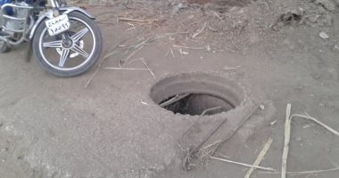 معاناة أهالى نجع الجعران بسوهاج لوجود بالوعات مفتوحة وسط الطريق الزراعى