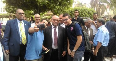 طلاب الأزهر يلتقطون "سيلفى" مع رئيس الجامعة فى أول أيام العام الدراسى
